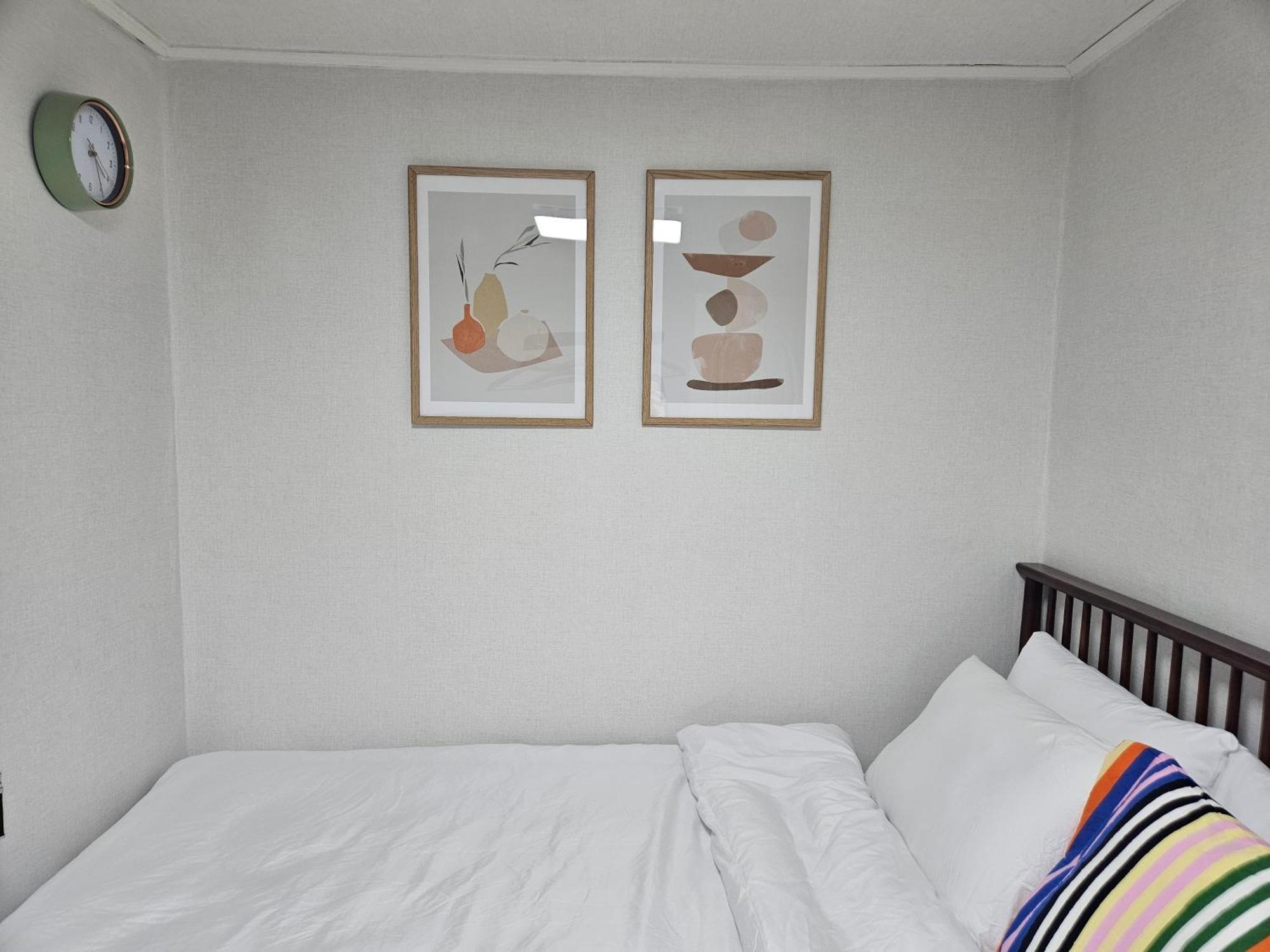 Apartment Cozy 2-room Accommodation, 5 Minutes Walk From Hwagok Station, Close To Gimpo Airport, Hongdae, And Kbs Arena