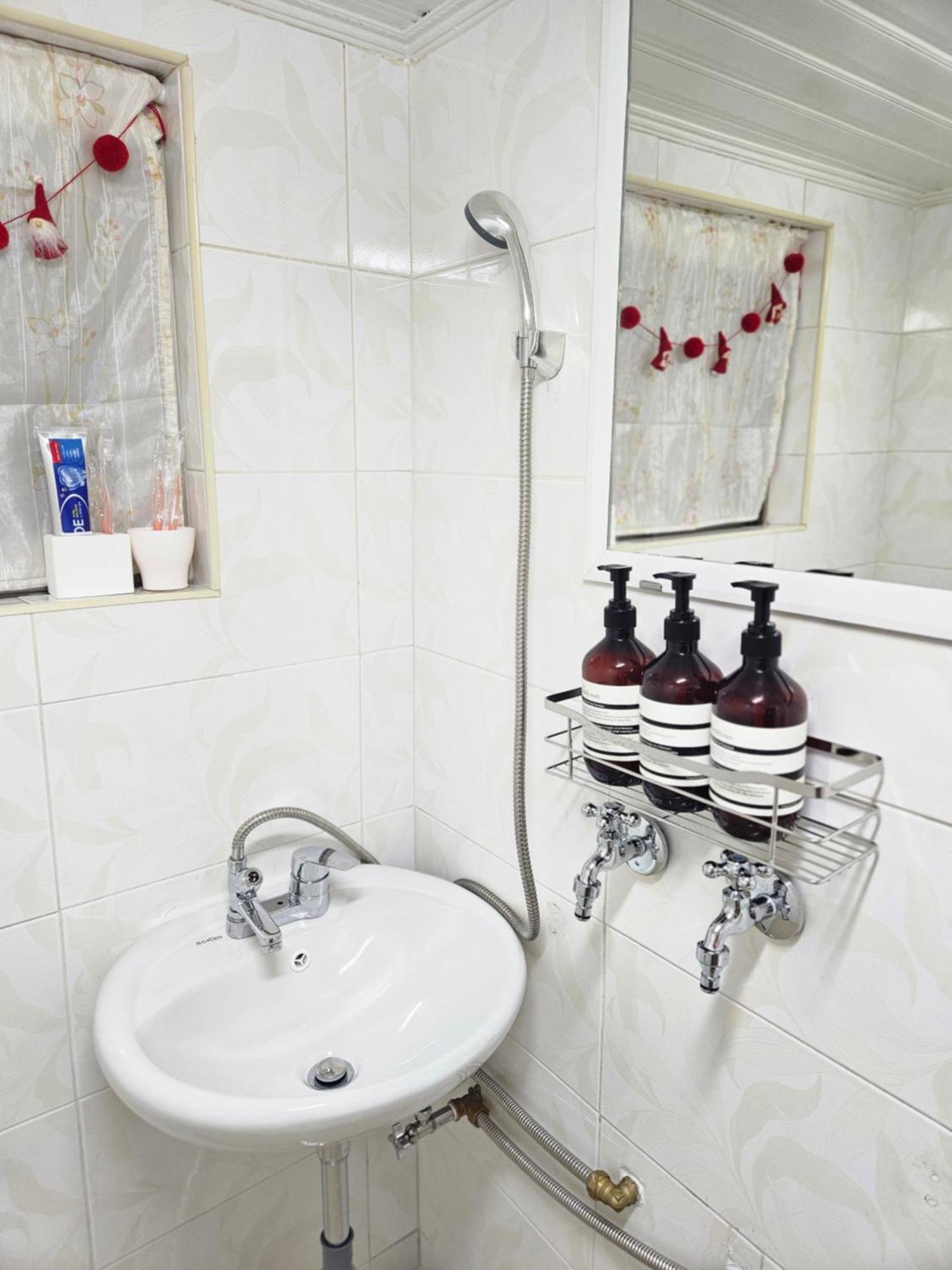 Cozy 2-room Accommodation, 5 Minutes Walk From Hwagok Station, Close To Gimpo Airport, Hongdae, And Kbs Arena Apartment Seoul