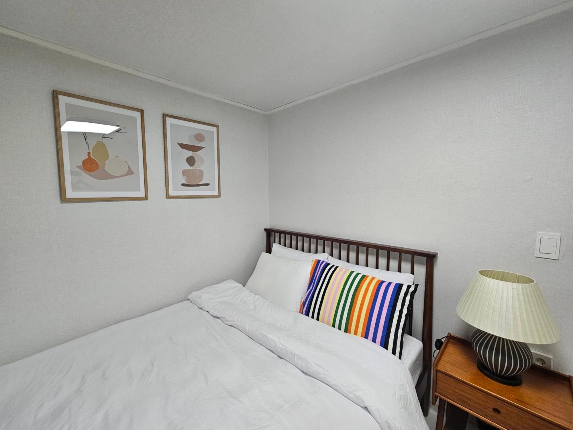 Apartment Cozy 2-room Accommodation, 5 Minutes Walk From Hwagok Station, Close To Gimpo Airport, Hongdae, And Kbs Arena