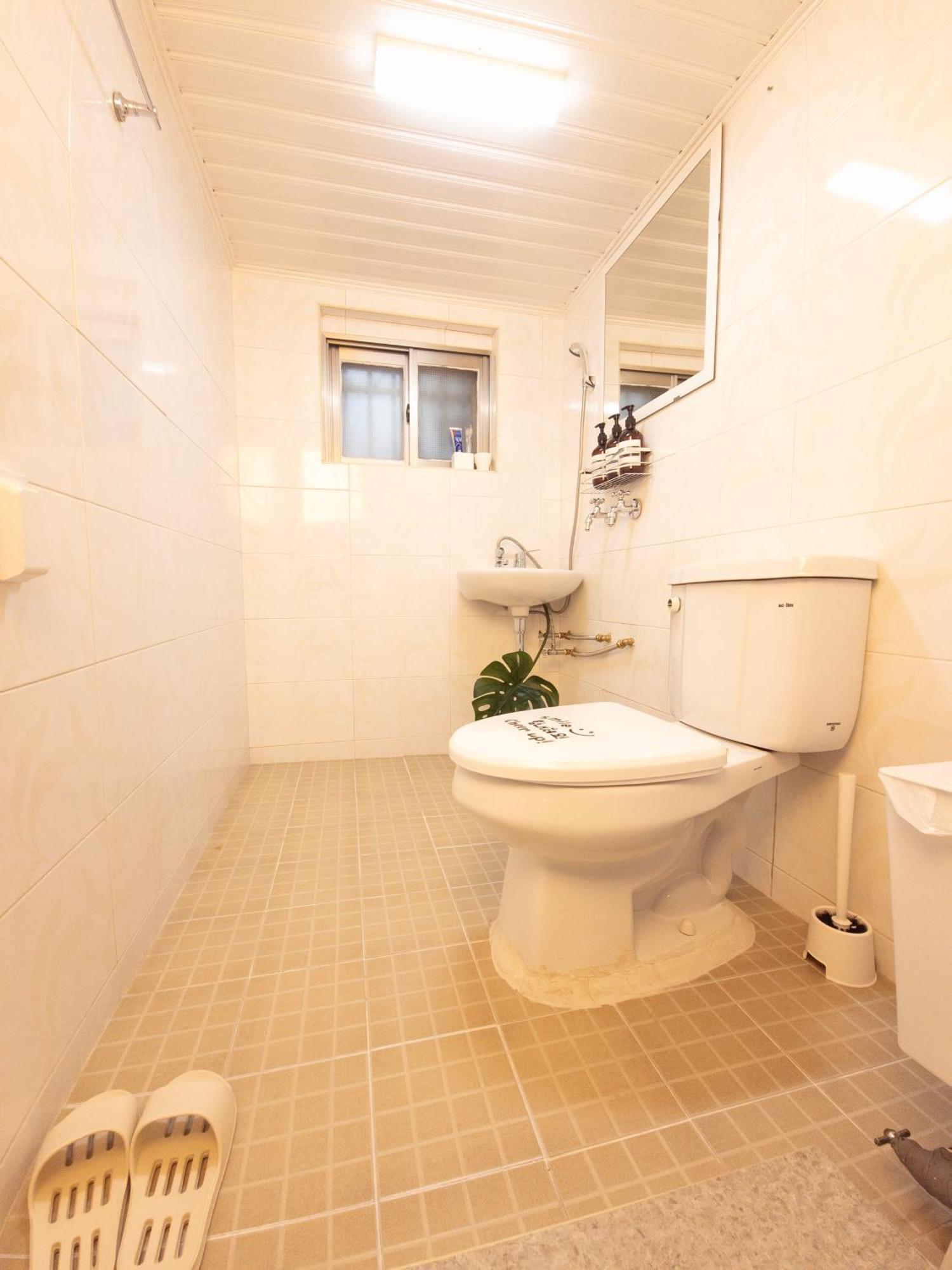 Cozy 2-room Accommodation, 5 Minutes Walk From Hwagok Station, Close To Gimpo Airport, Hongdae, And Kbs Arena