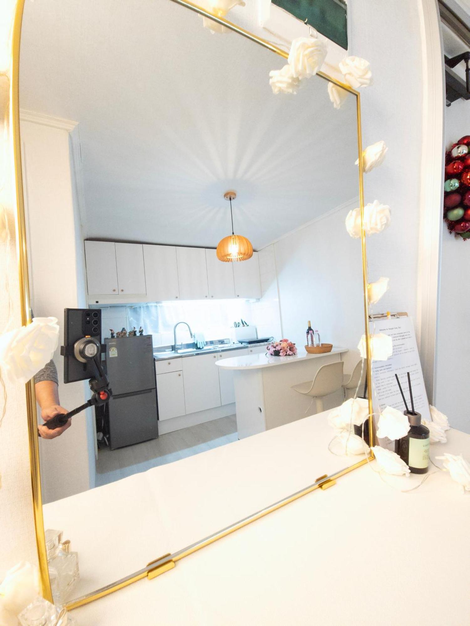 Apartment Cozy 2-room Accommodation, 5 Minutes Walk From Hwagok Station, Close To Gimpo Airport, Hongdae, And Kbs Arena *