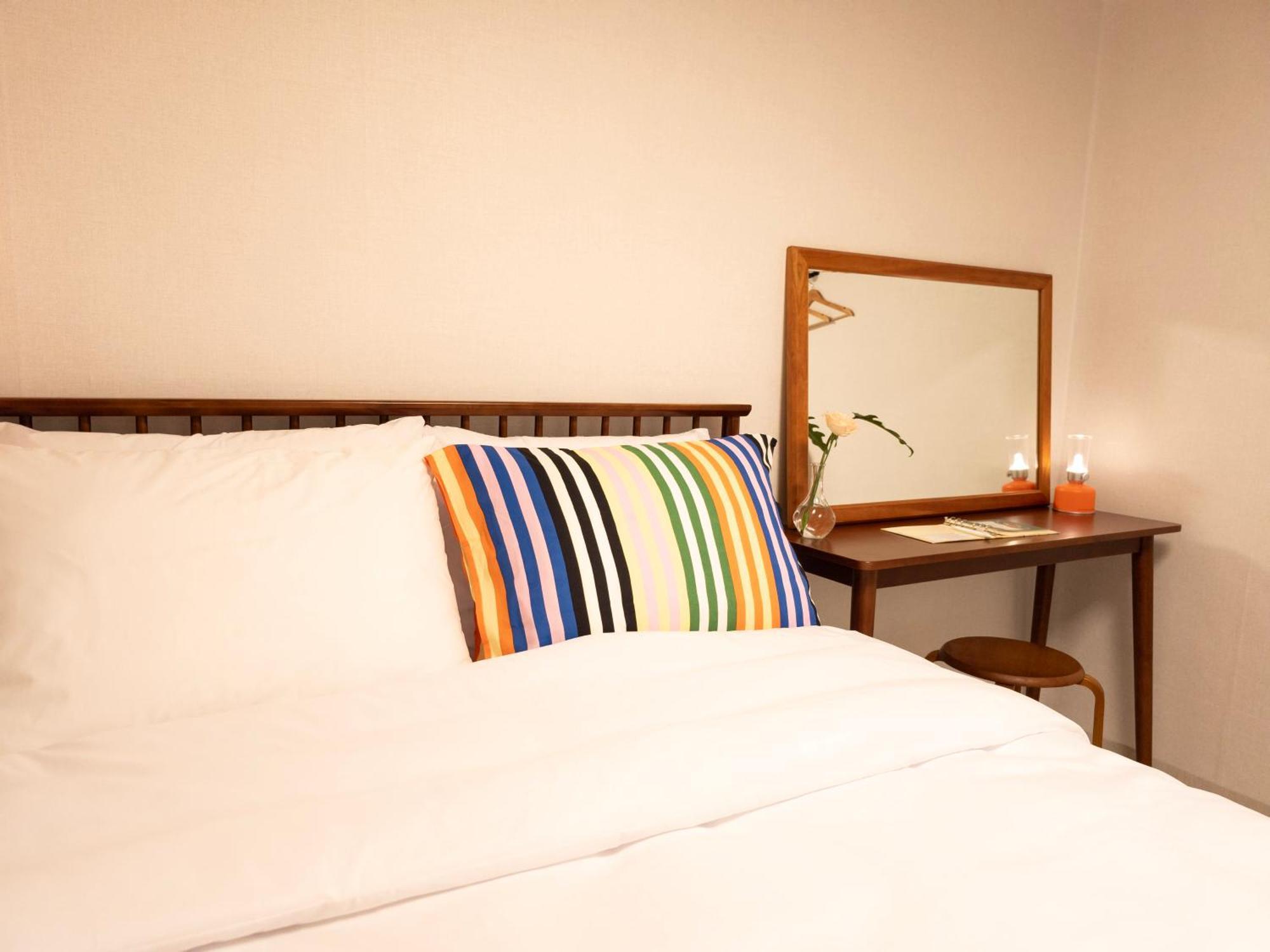 Cozy 2-room Accommodation, 5 Minutes Walk From Hwagok Station, Close To Gimpo Airport, Hongdae, And Kbs Arena Apartment *