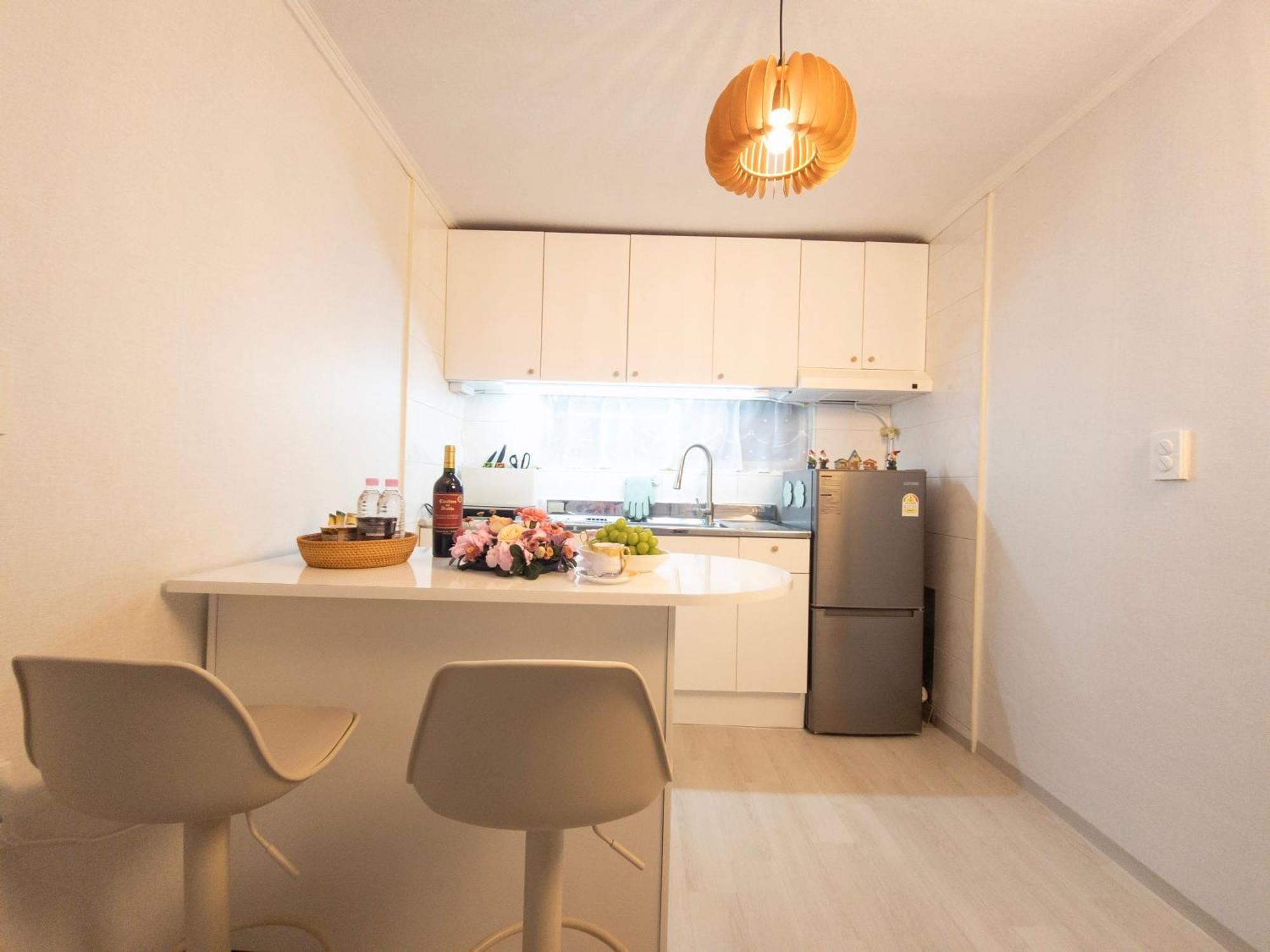 Apartment Cozy 2-room Accommodation, 5 Minutes Walk From Hwagok Station, Close To Gimpo Airport, Hongdae, And Kbs Arena *