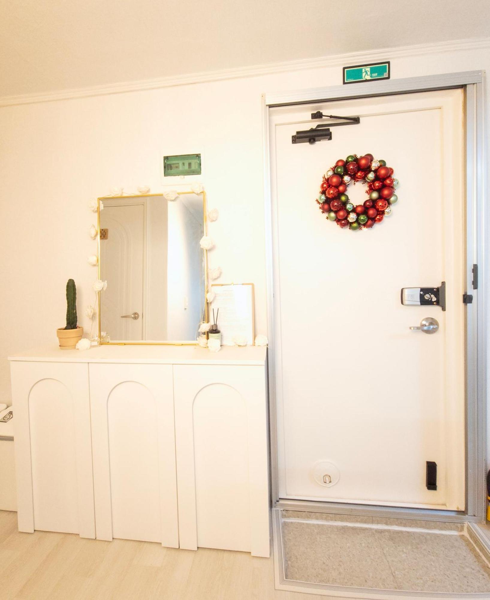 Cozy 2-room Accommodation, 5 Minutes Walk From Hwagok Station, Close To Gimpo Airport, Hongdae, And Kbs Arena Seoul