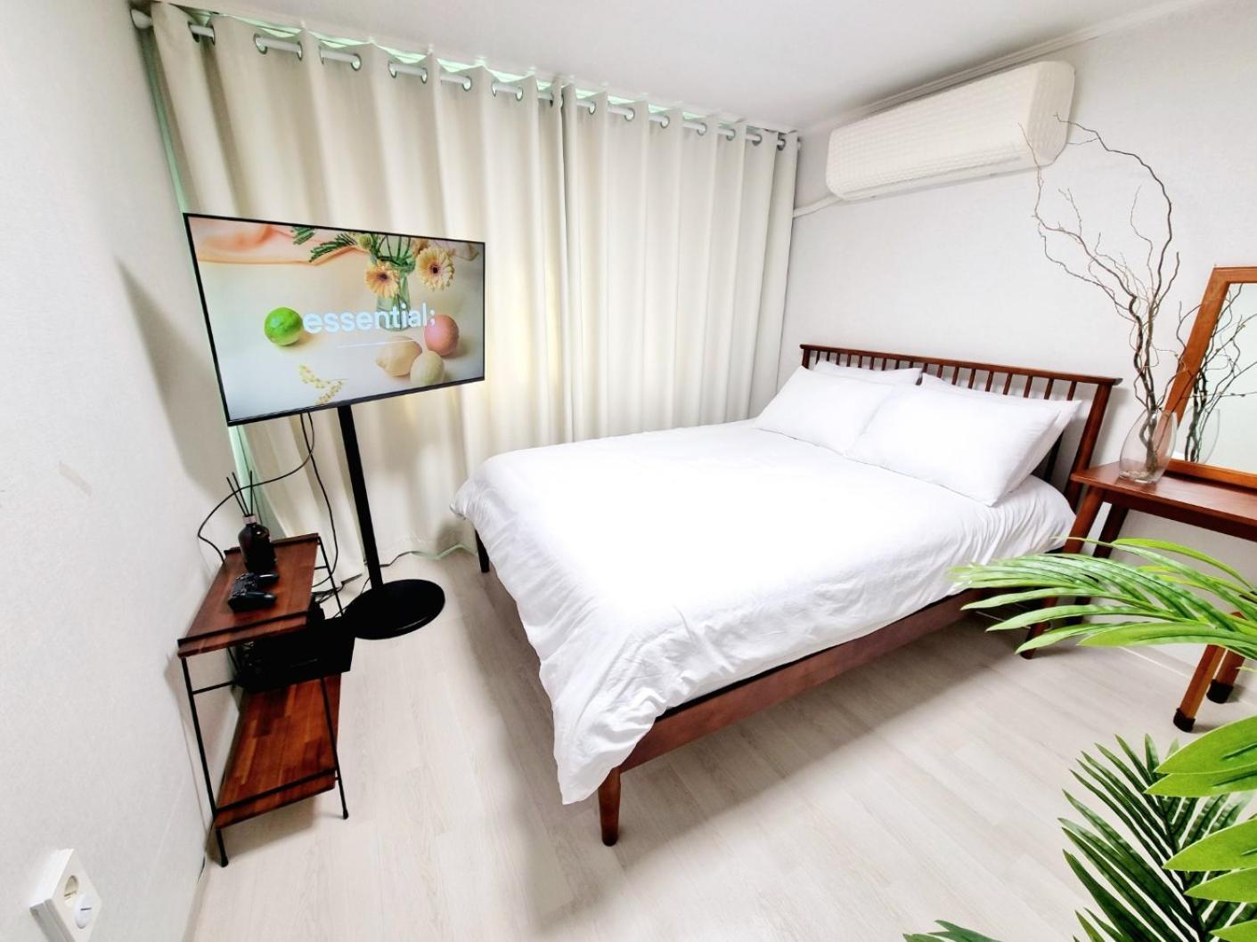Cozy 2-room Accommodation, 5 Minutes Walk From Hwagok Station, Close To Gimpo Airport, Hongdae, And Kbs Arena *