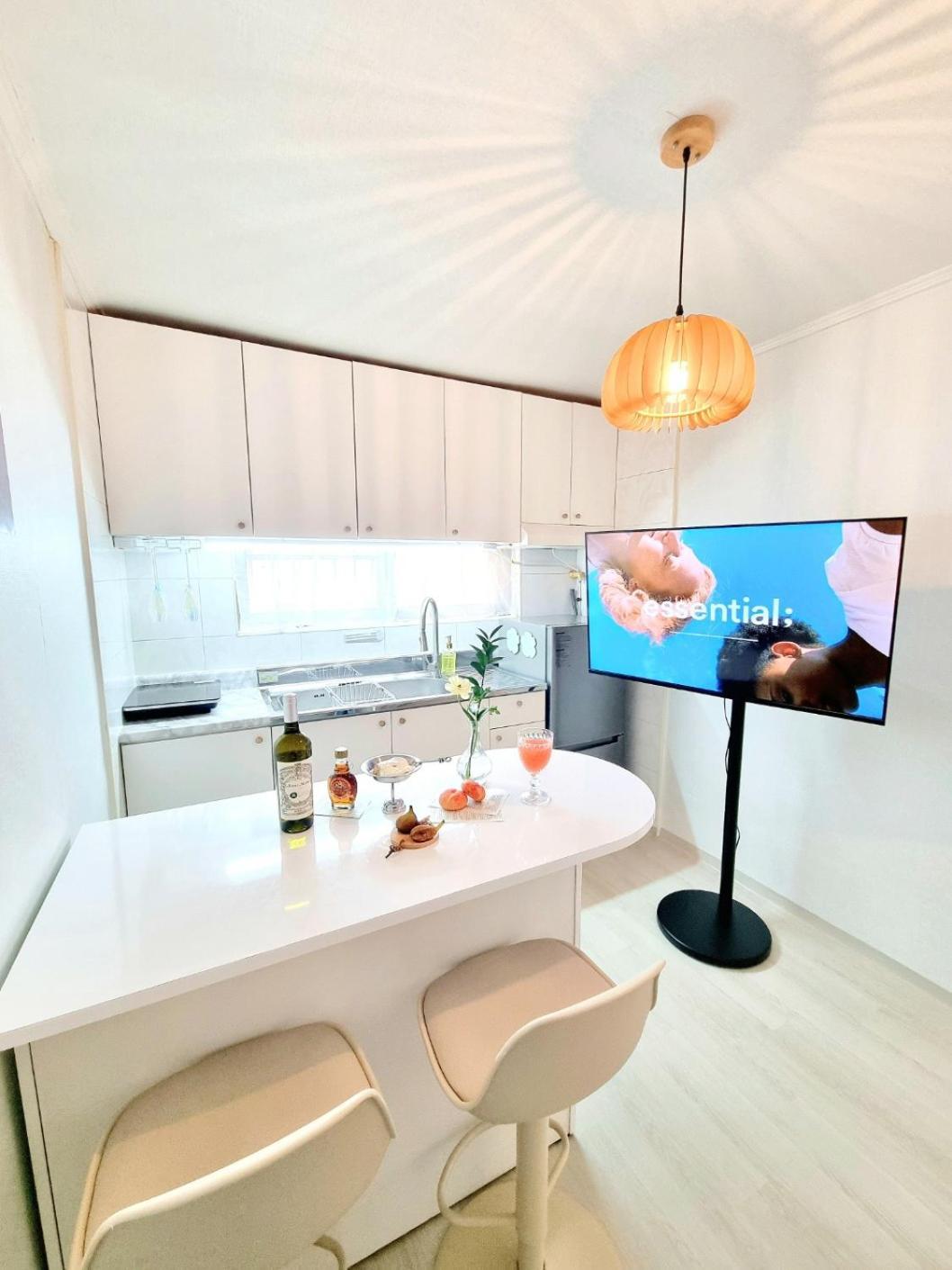 Cozy 2-room Accommodation, 5 Minutes Walk From Hwagok Station, Close To Gimpo Airport, Hongdae, And Kbs Arena Apartemen Seoul
